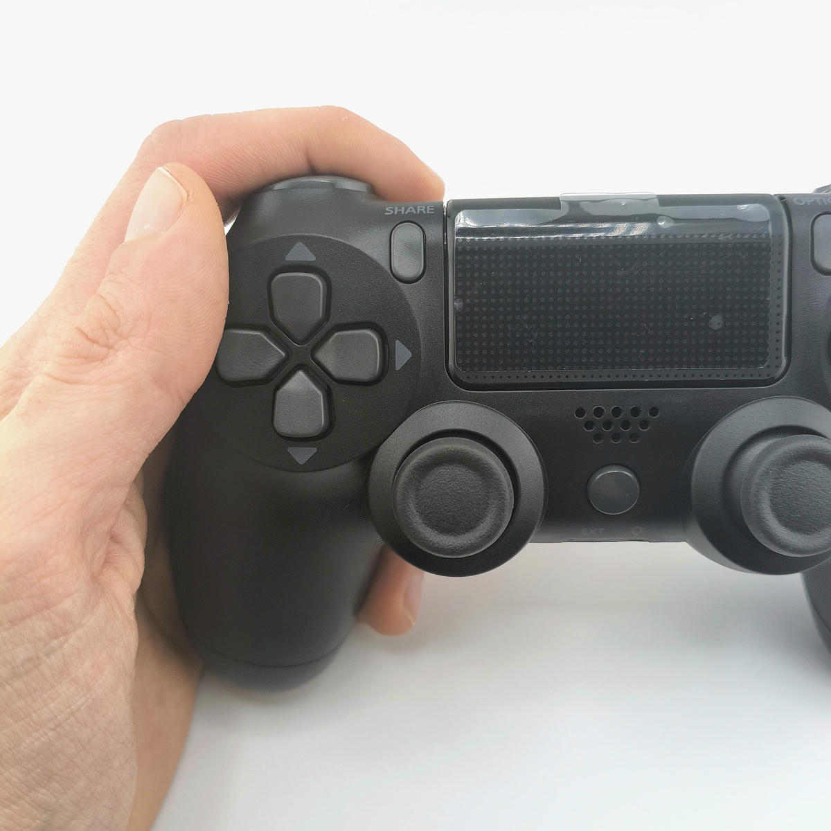 Controller gaming wireless tenuto in mano dimensioni ergonomiche e presa stabile per maggiore comfort di gioco