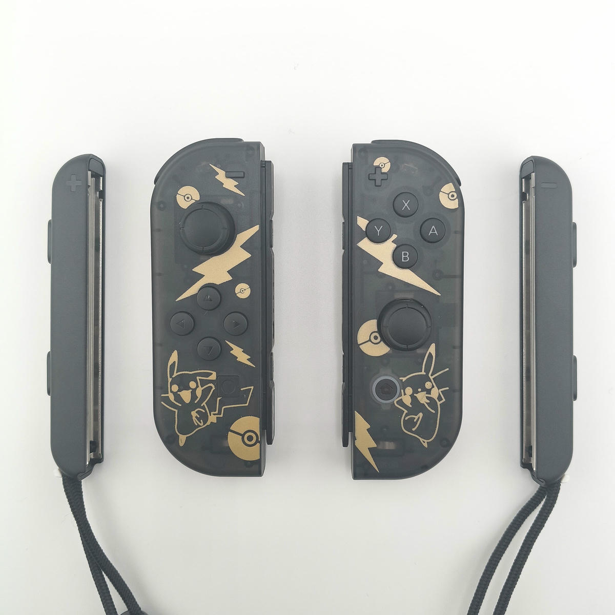 Set Joy-con alternativi Soamide con supporto grip incluso, colorazione nero opaco e dettagli oro, compatibilità console portatili.