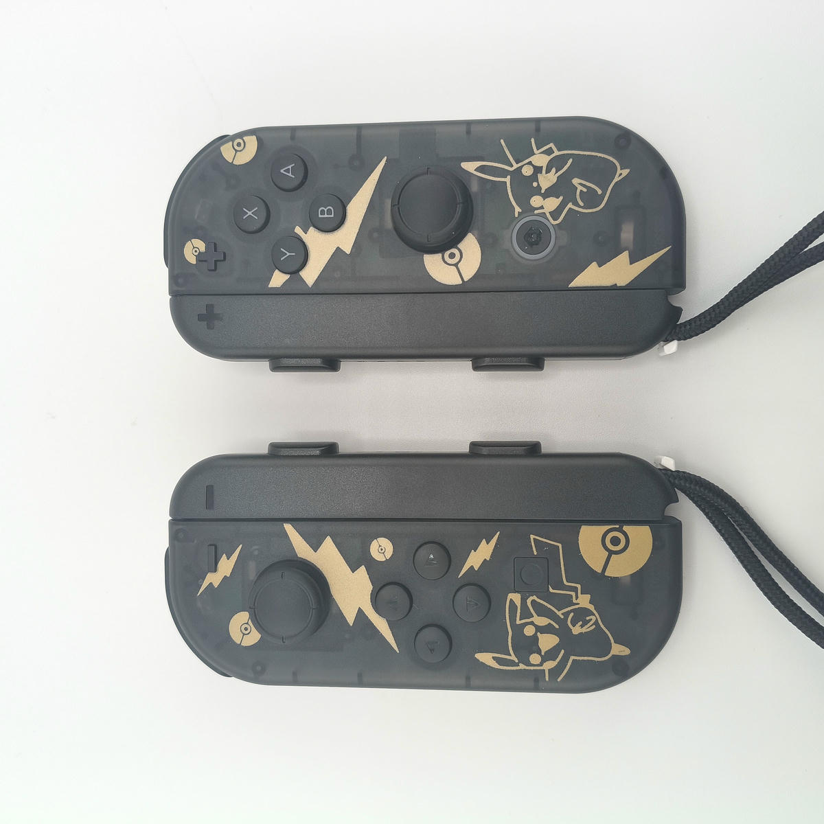 Coppia di controller wireless compatibili con Switch, edizione speciale Black & Gold con decorazioni grafiche fulmine, design ergonomico.
