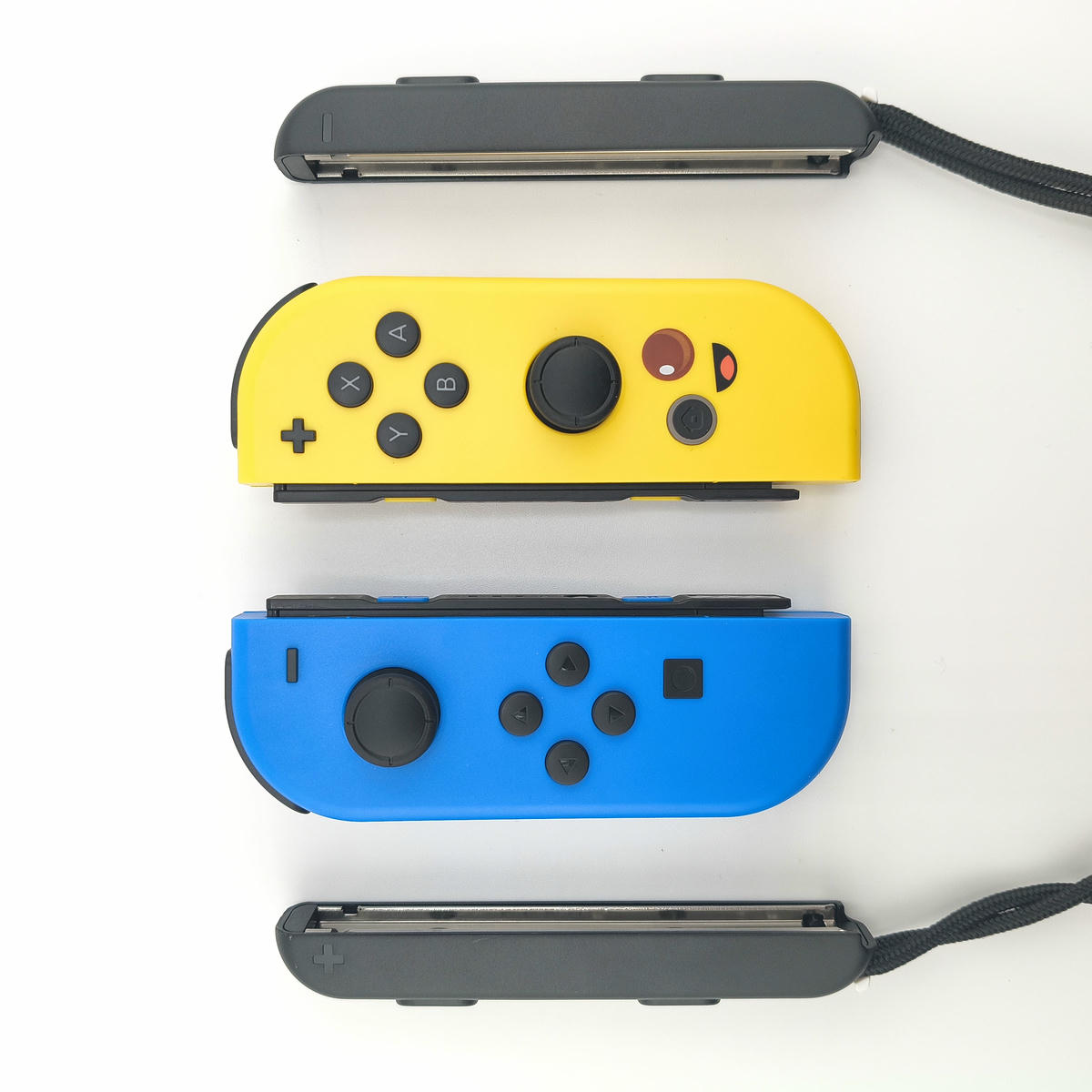 Gamepad wireless Soamide serie Bananita con laccetti neri, configurazione controller tradizionale per sessioni di gioco prolungate.