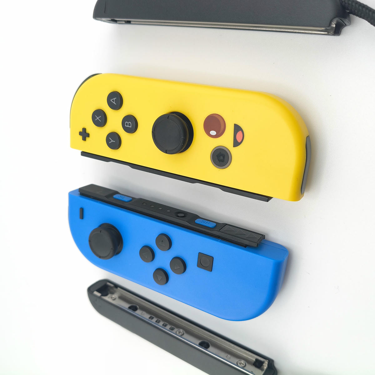Dettaglio dei controller Soamide bicolore giallo e blu con icone speciali, connessione wireless stabile e sincronizzazione rapida per console portatile.