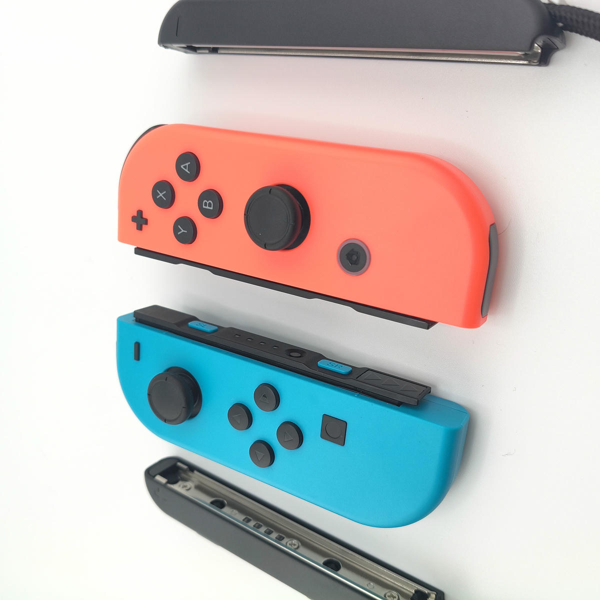 Controller wireless per console vista angolata impugnatura ergonomica ideale per sessioni di gioco prolungate