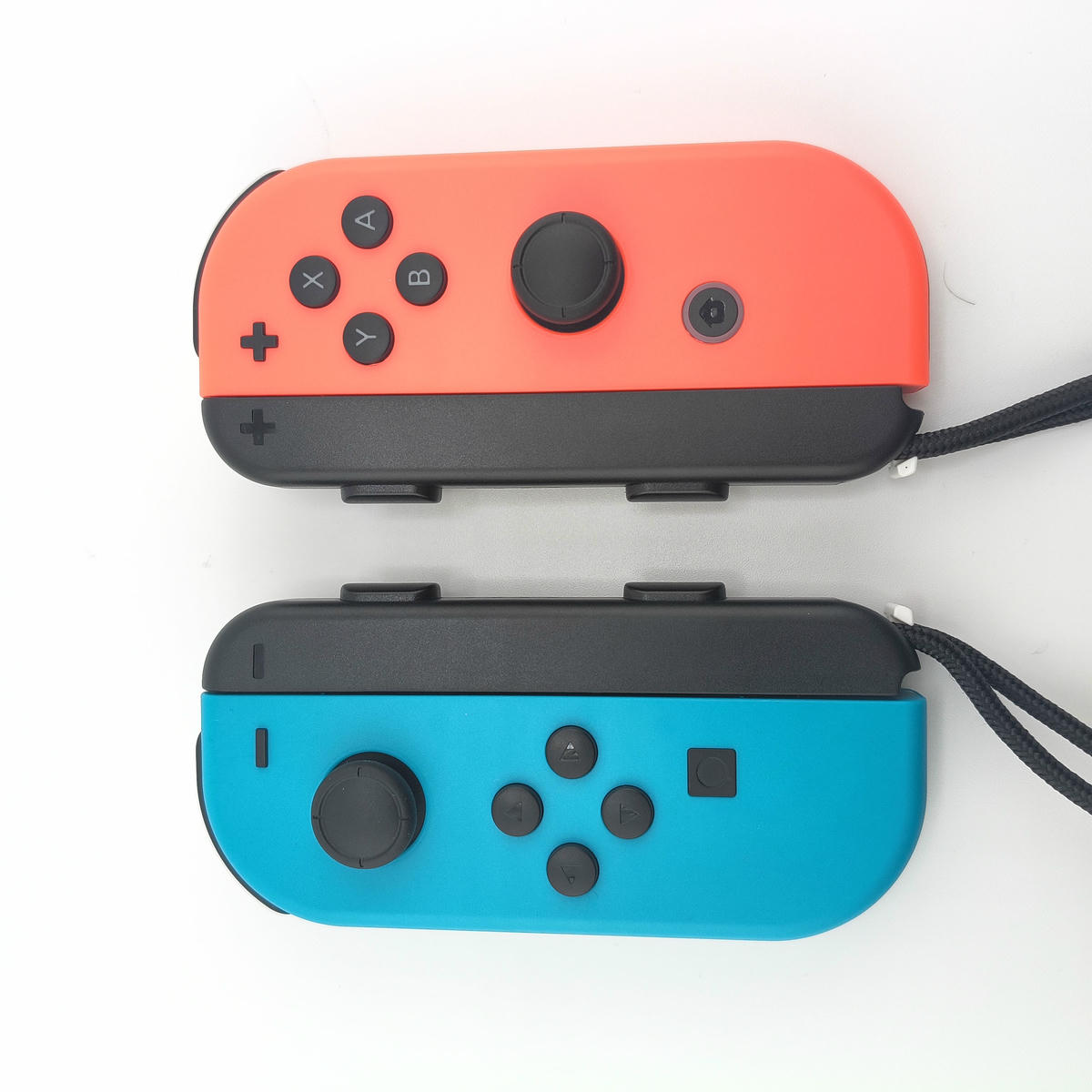 Coppia controller wireless Blu Rosso per console portatile vista frontale con laccetti da polso inclusi per maggiore sicurezza durante il gioco