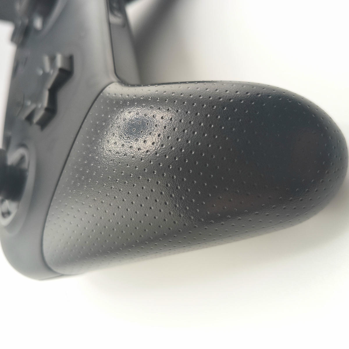 Impugnatura ergonomica antiscivolo controller wireless qualità costruttiva per comfort durante il gioco