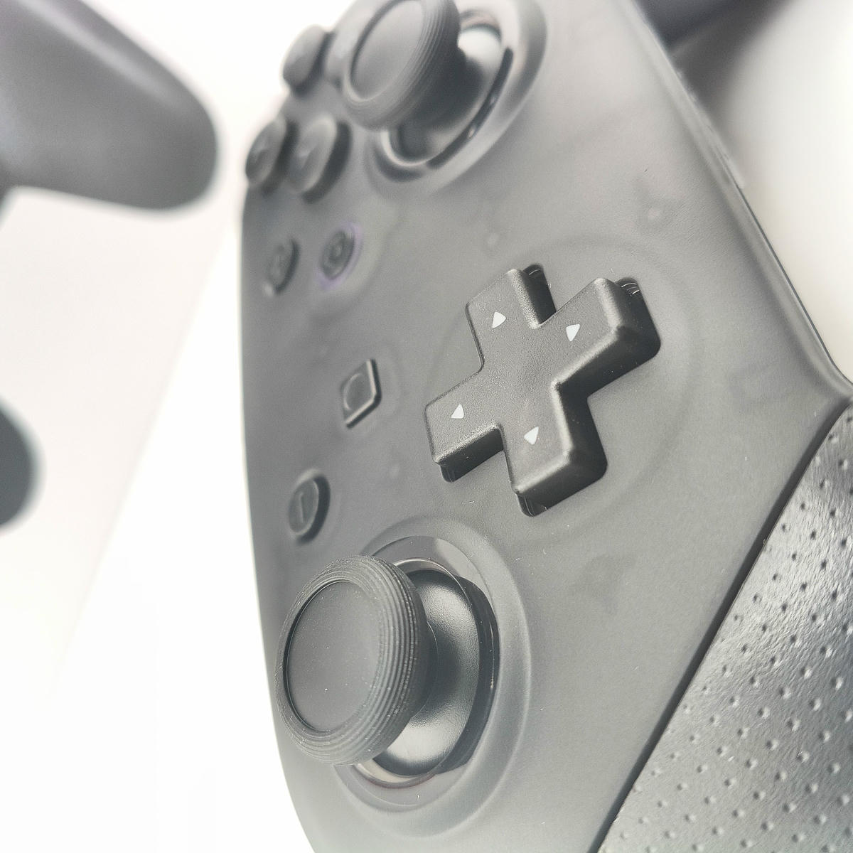 Dettaglio ravvicinato dei pulsanti pro controller wireless layout preciso per controllo reattivo e fluido