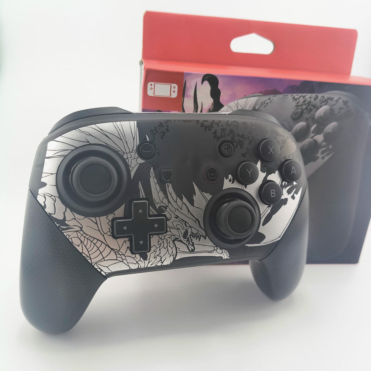 Controller Pro Wireless Soamide edizione speciale Nero e Argento con grafica Drago, impugnatura ergonomica antiscivolo bicolore.