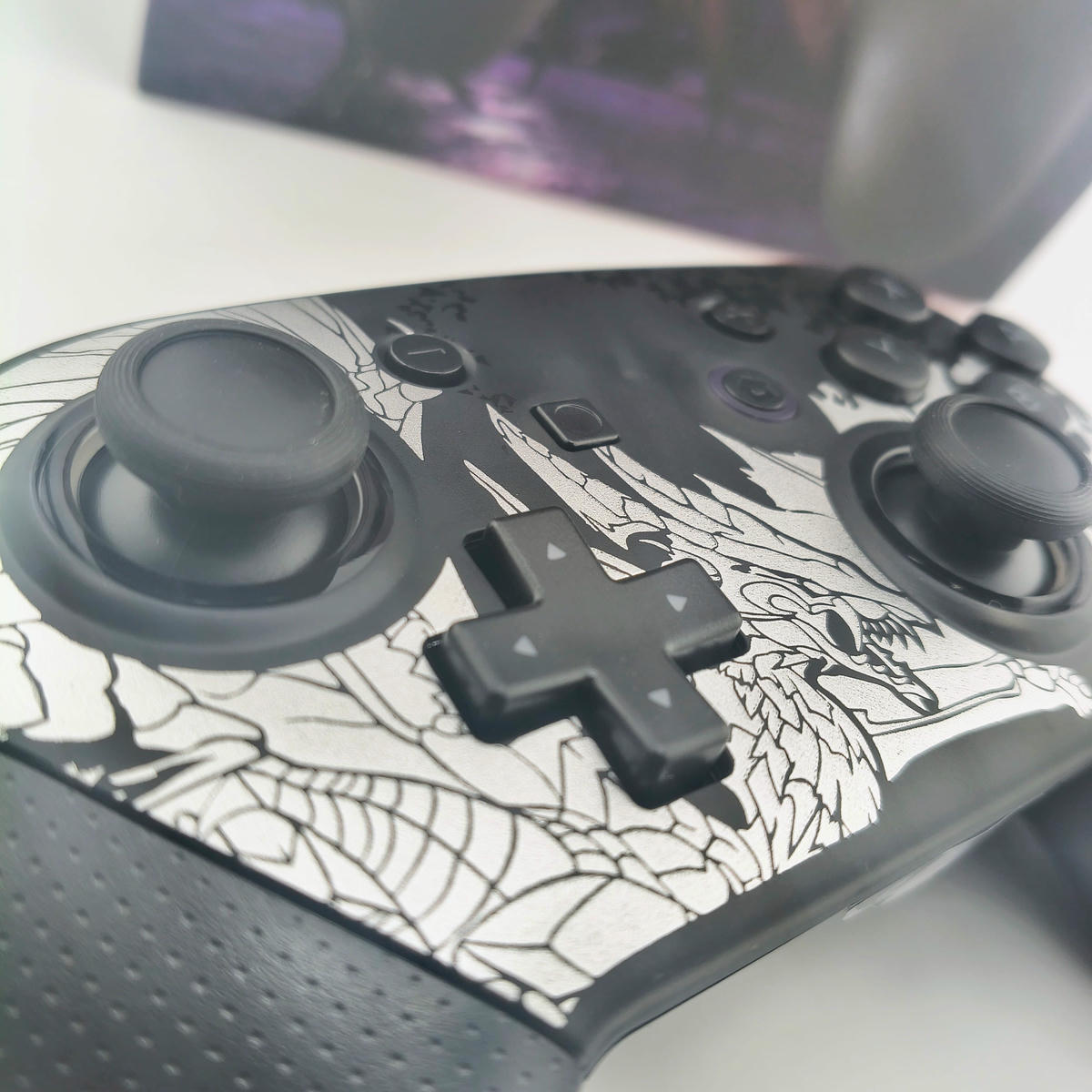 Dettaglio macro delle levette analogiche ad alto grip del controller Soamide serie Silver Dragon, precisione millimetrica e risposta rapida dei tasti.