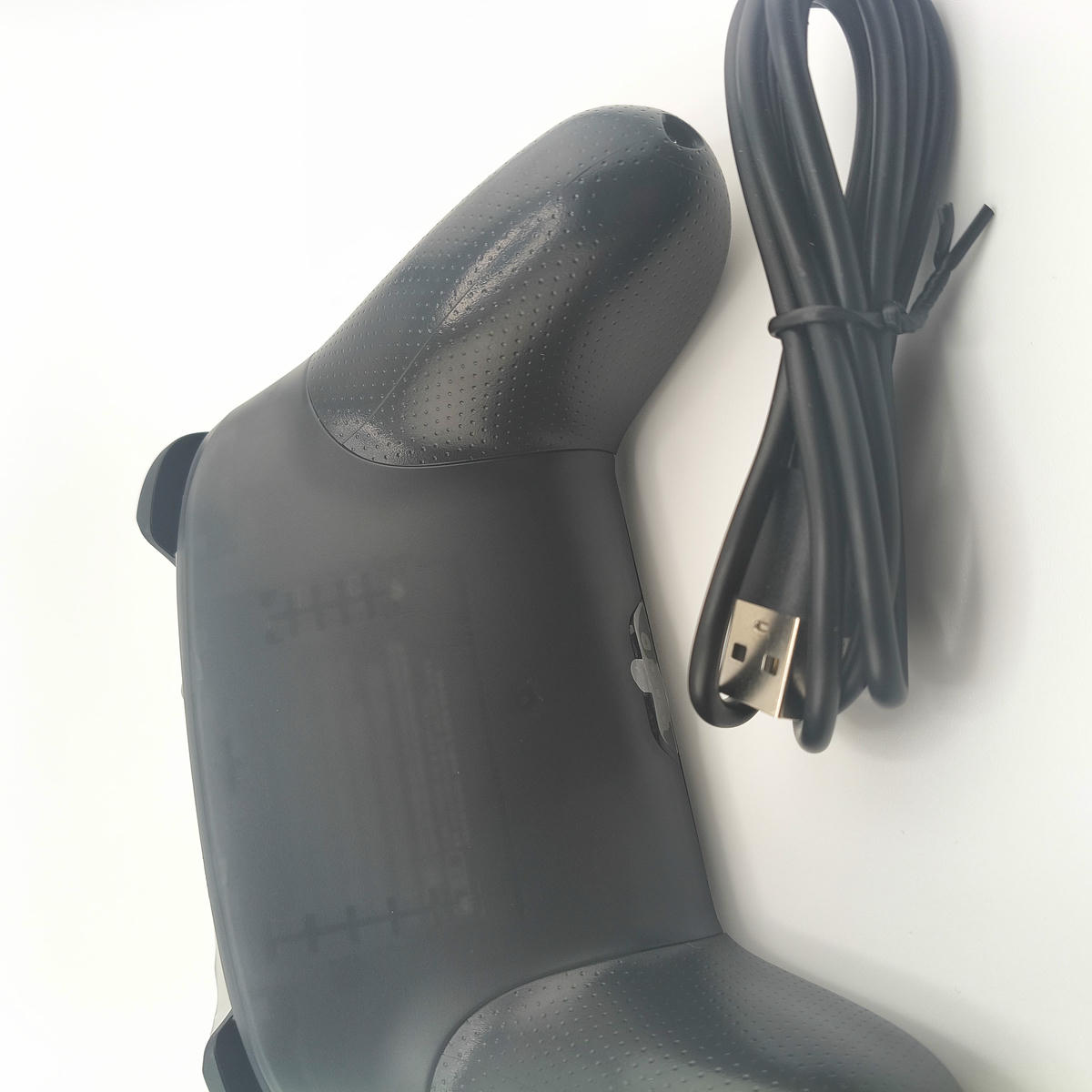 Vista posteriore del controller Pro Soamide con cavo di ricarica USB incluso, design ergonomico della scocca bicolore studiato per il massimo comfort e stabilità.