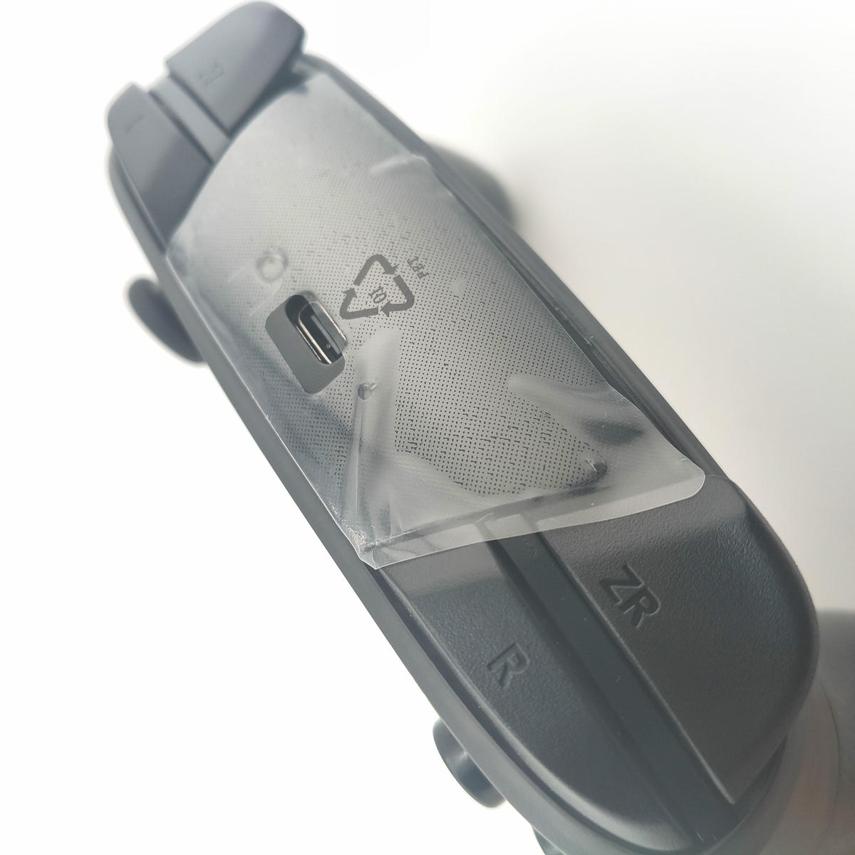 Vista superiore dei grilletti dorsali reattivi del controller Pro Soamide, finitura nero opaco con dettagli argento lucido.