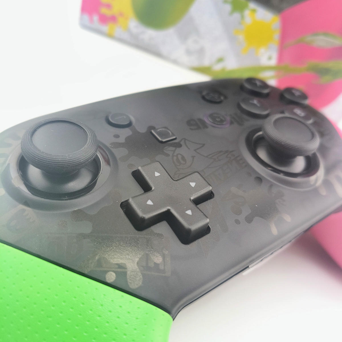 Dettaglio macro degli analogici ad alto grip e tasti azione del controller Soamide, precisione millimetrica per movimenti fluidi e reattivi in gioco.