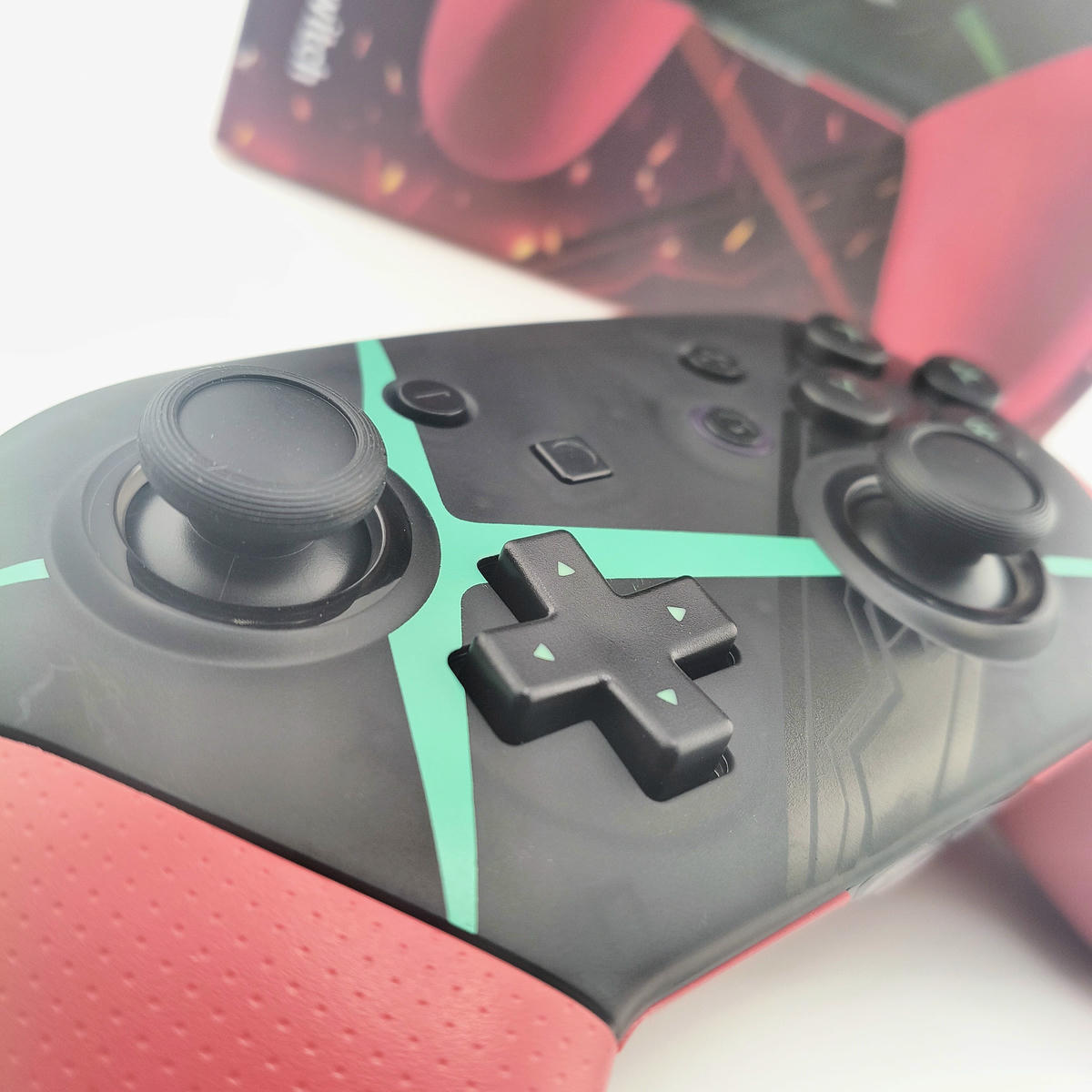 Dettaglio macro delle levette analogiche ad alto grip e tasti del controller Soamide, precisione millimetrica per movimenti fluidi e reattivi in ogni sessione di gioco.