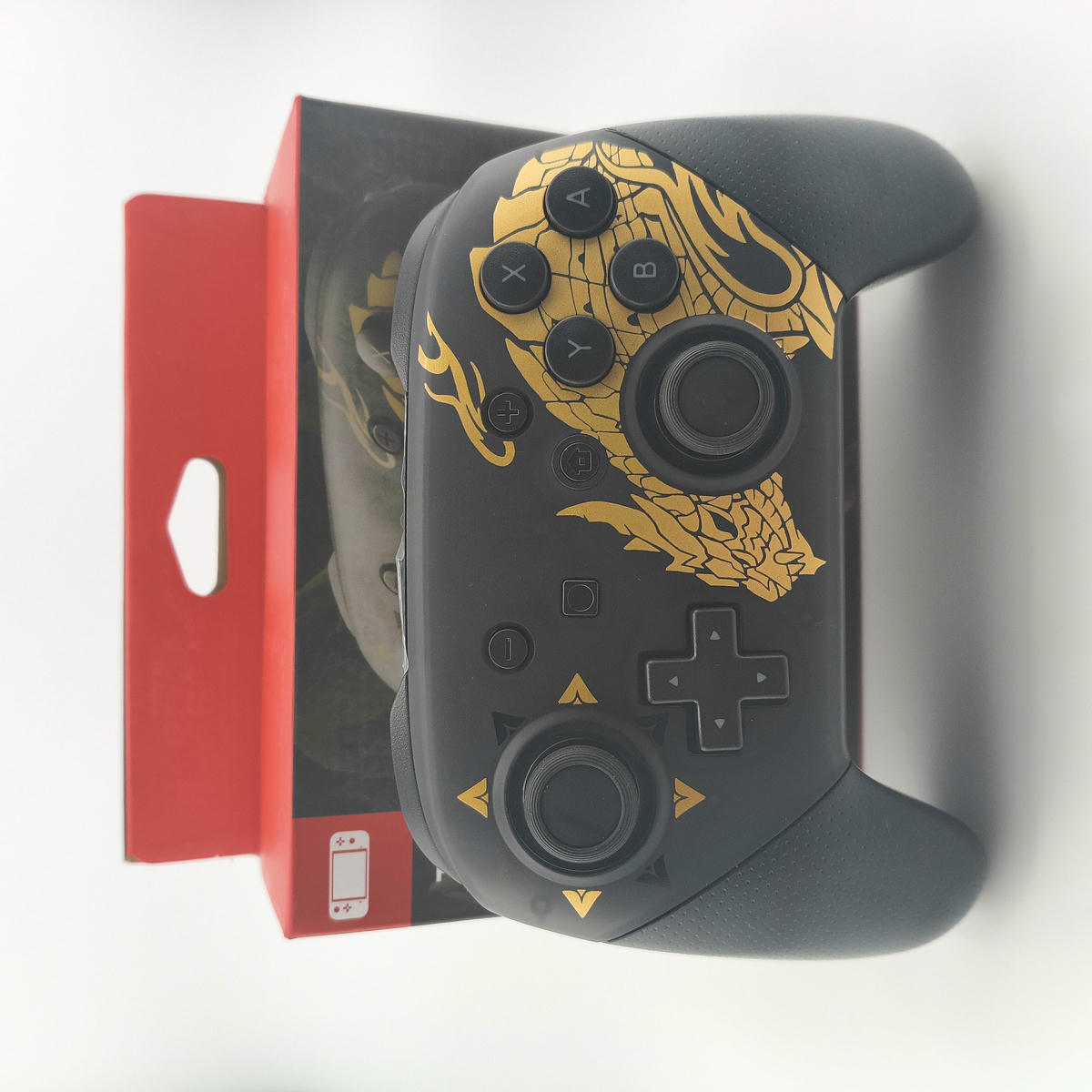 Gamepad wireless Soamide Gold Dragon con confezione retail, controller Pro compatibile per sistemi di gioco portatili e PC, design premium unico.
