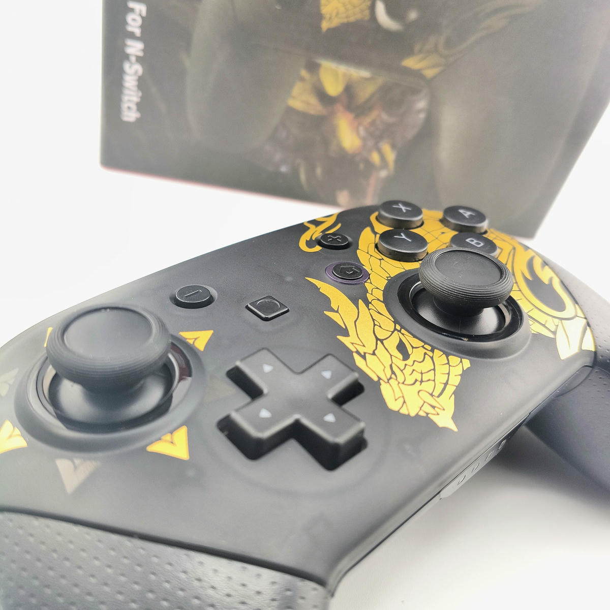 Dettaglio macro delle levette analogiche ad alto grip del controller Soamide serie Dragon, precisione millimetrica per movimenti fluidi in gioco.