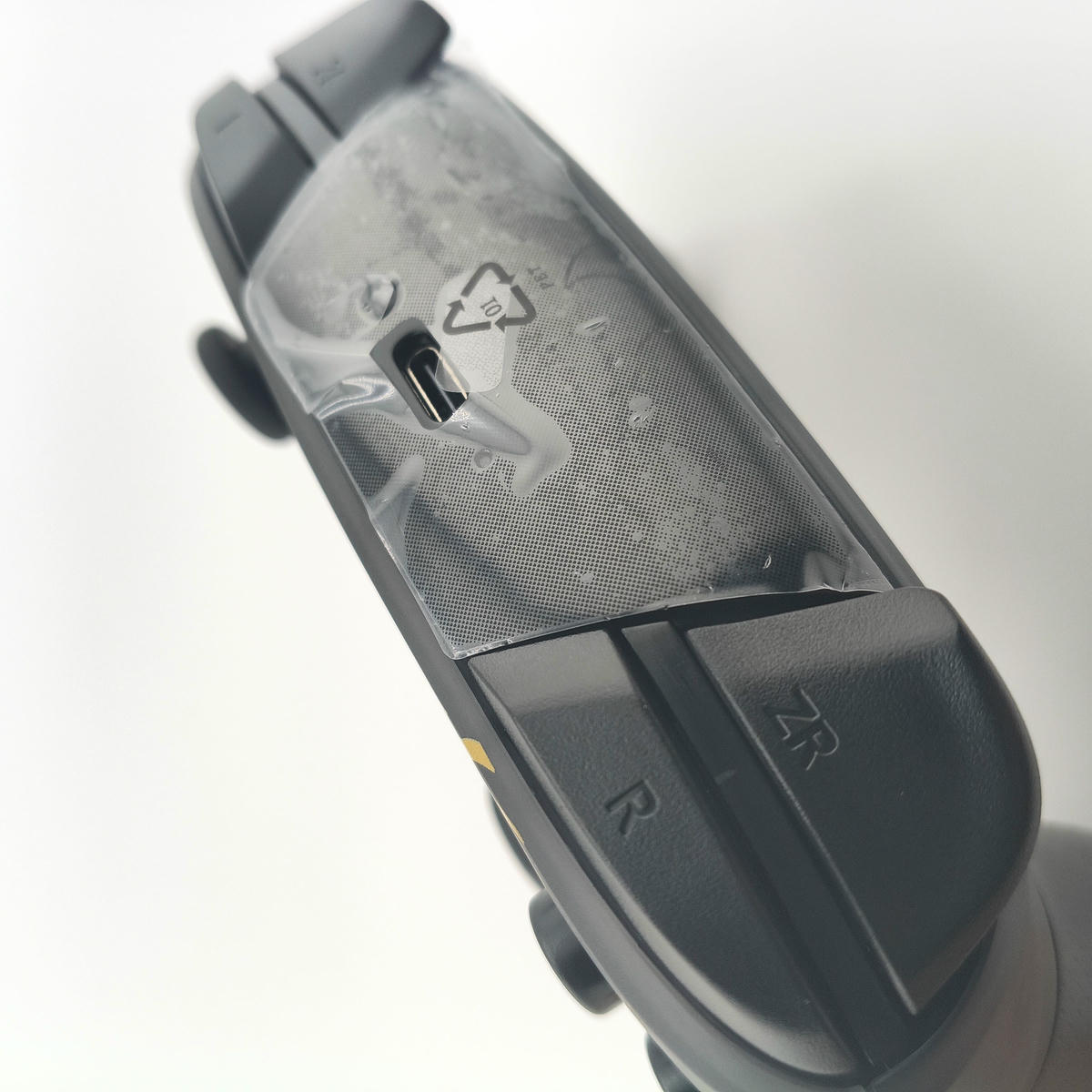 Vista superiore dei grilletti dorsali reattivi del controller Pro Soamide, finitura nero opaco con dettagli oro.