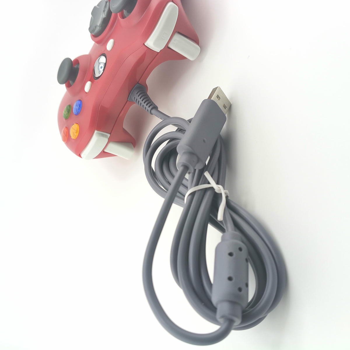 Dettaglio del cavo USB rinforzato del controller rosso Soamide, connessione wired stabile al 100% per zero latenza su PC e console.