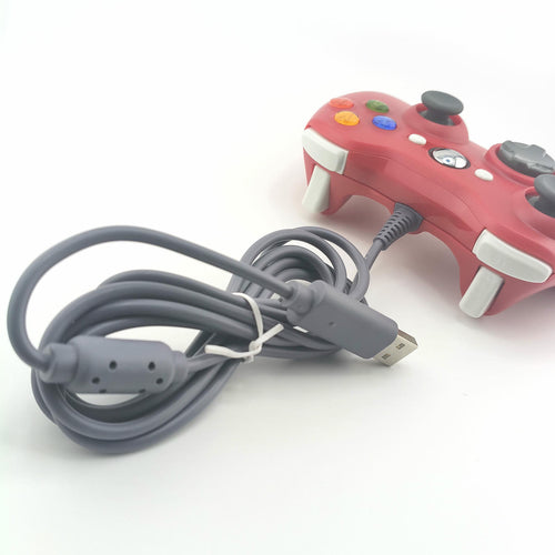 Dettaglio del cavo USB rinforzato del controller rosso Soamide, connessione wired stabile al 100% per zero latenza su PC e console.