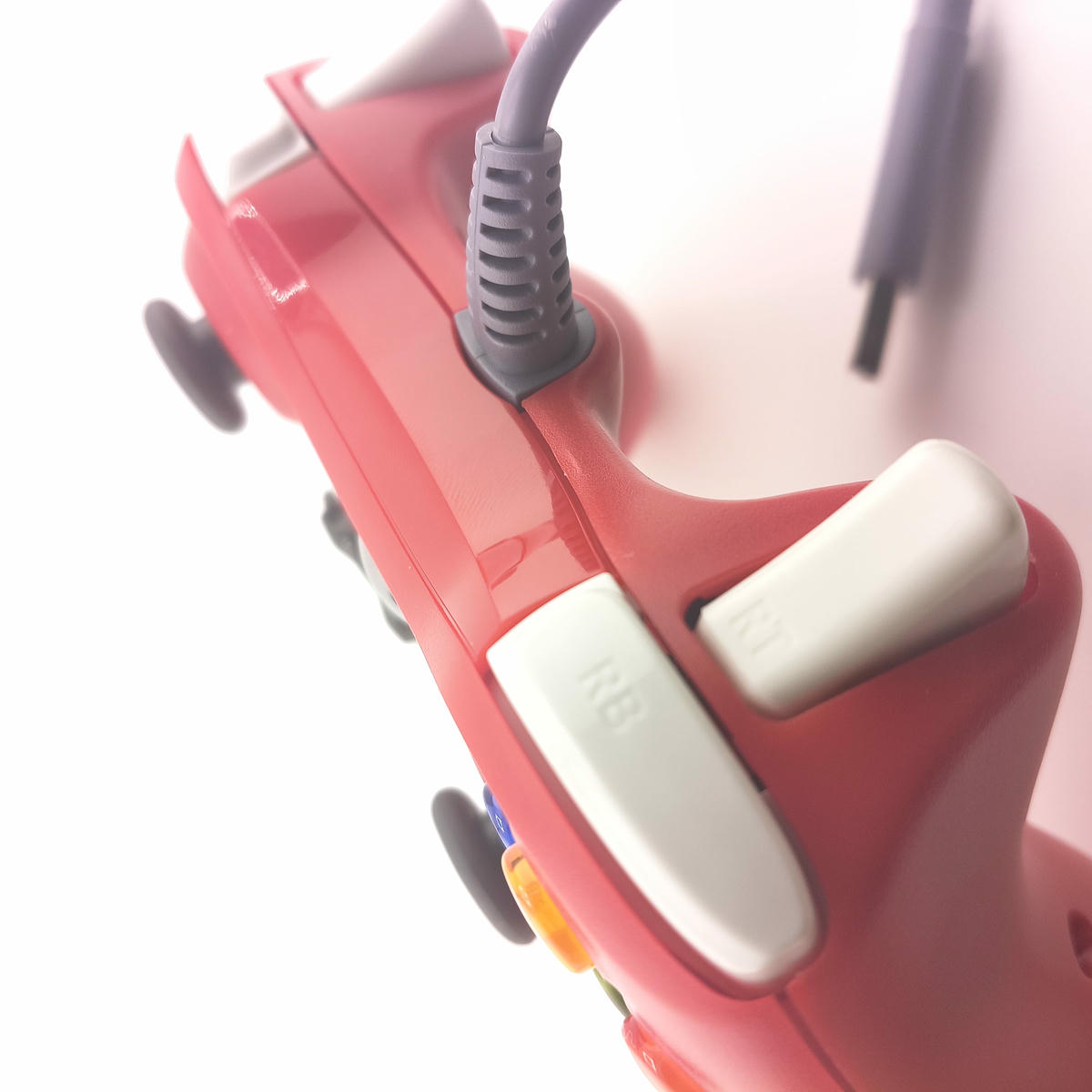 Vista superiore dei grilletti dorsali progressivi del controller rosso Soamide, controllo millimetrico per accelerazione e frenata nei giochi racing.