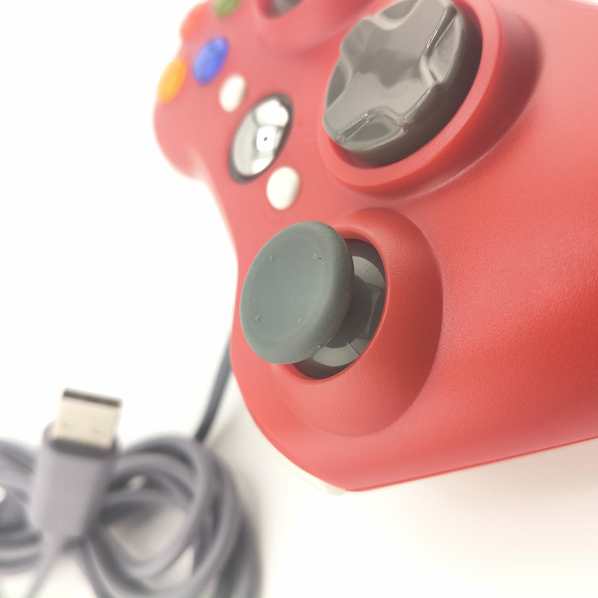 Dettaglio macro della levetta analogica ad alto grip del controller Soamide rosso, precisione di movimento millimetrica per sessioni di gioco su console e PC.