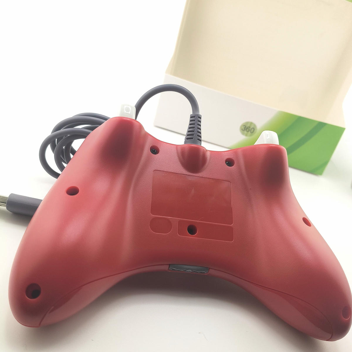 Vista posteriore del controller rosso Soamide, design ergonomico con impugnatura antiscivolo e scocca robusta resistente agli urti quotidiani.