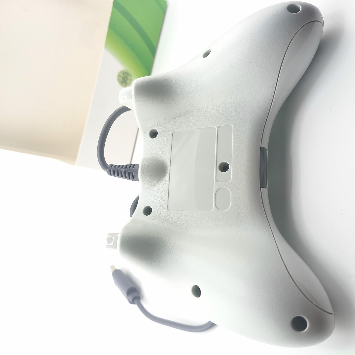 Controller con cavo Soamide bianco design ergonomico classico, impugnatura confortevole per lunghe sessioni di gioco e compatibilità immediata Windows.