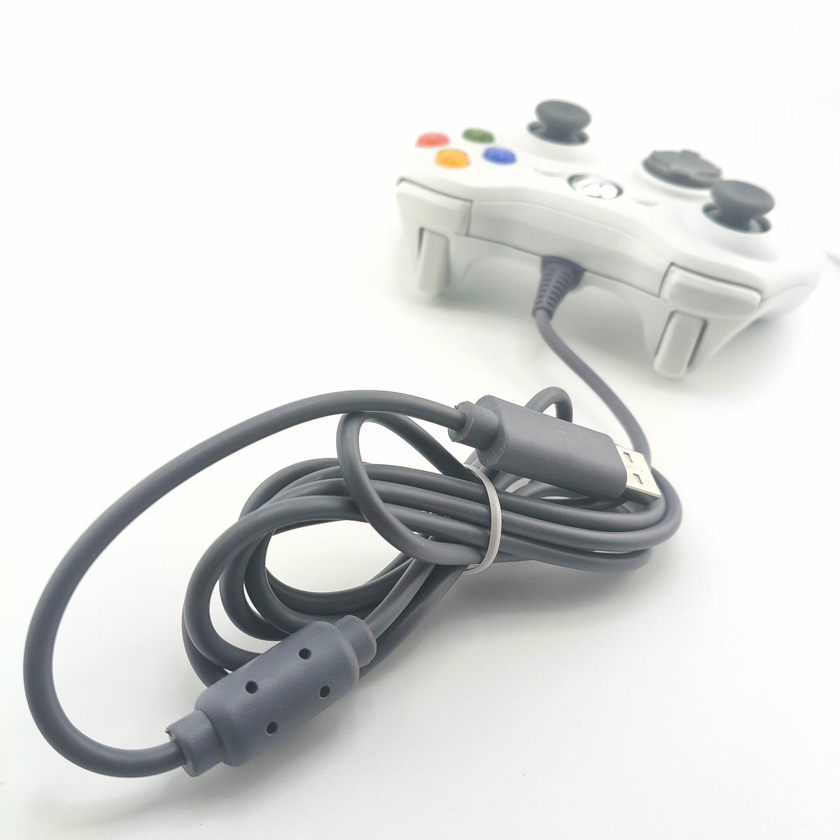 Gamepad wired Soamide bianco con packaging retail, controller con cavo USB per zero latenza, compatibile con PC gaming e console 360.