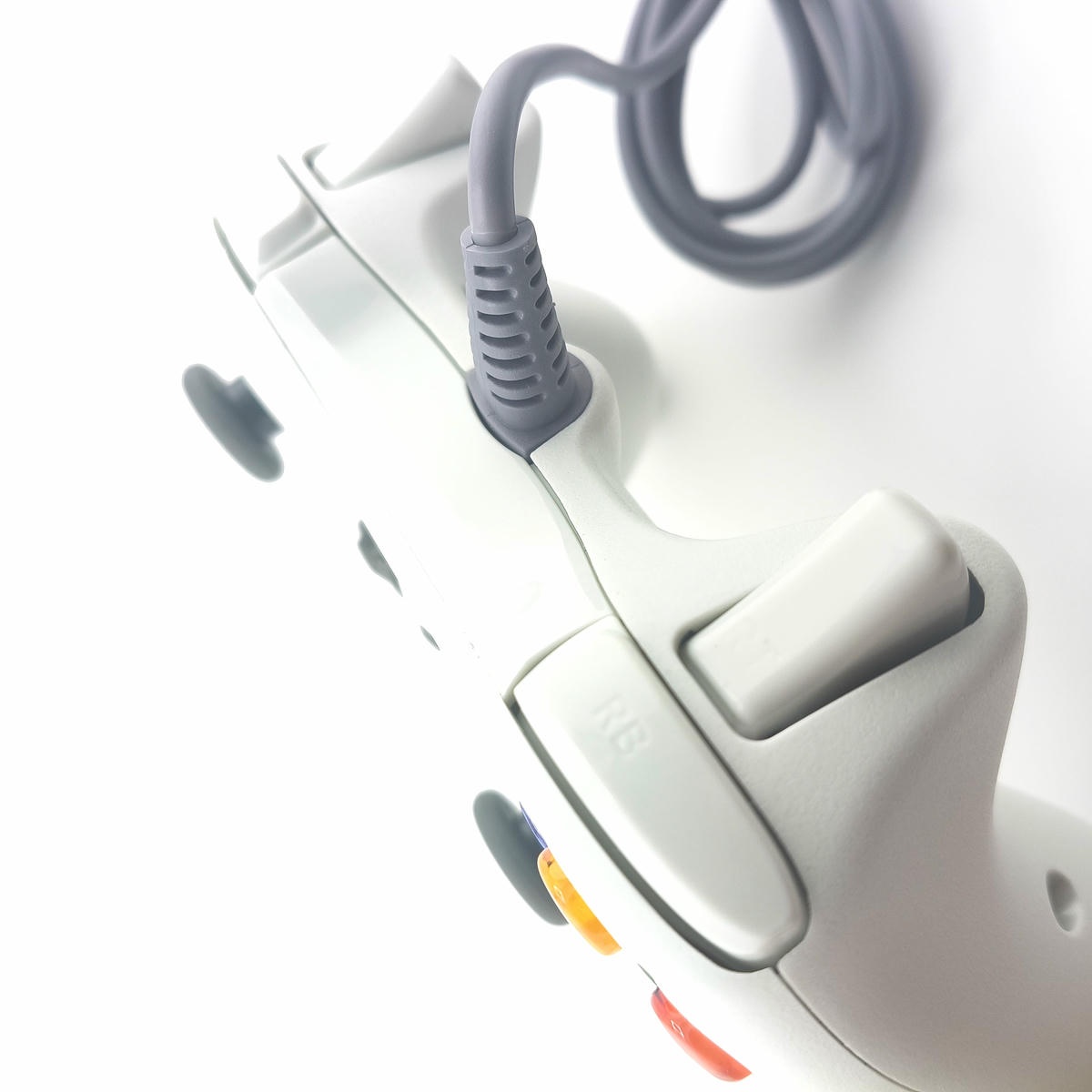 Vista dall'alto dei grilletti dorsali reattivi e touchpad del controller wireless Soamide bianco, design ergonomico per gaming professionale.