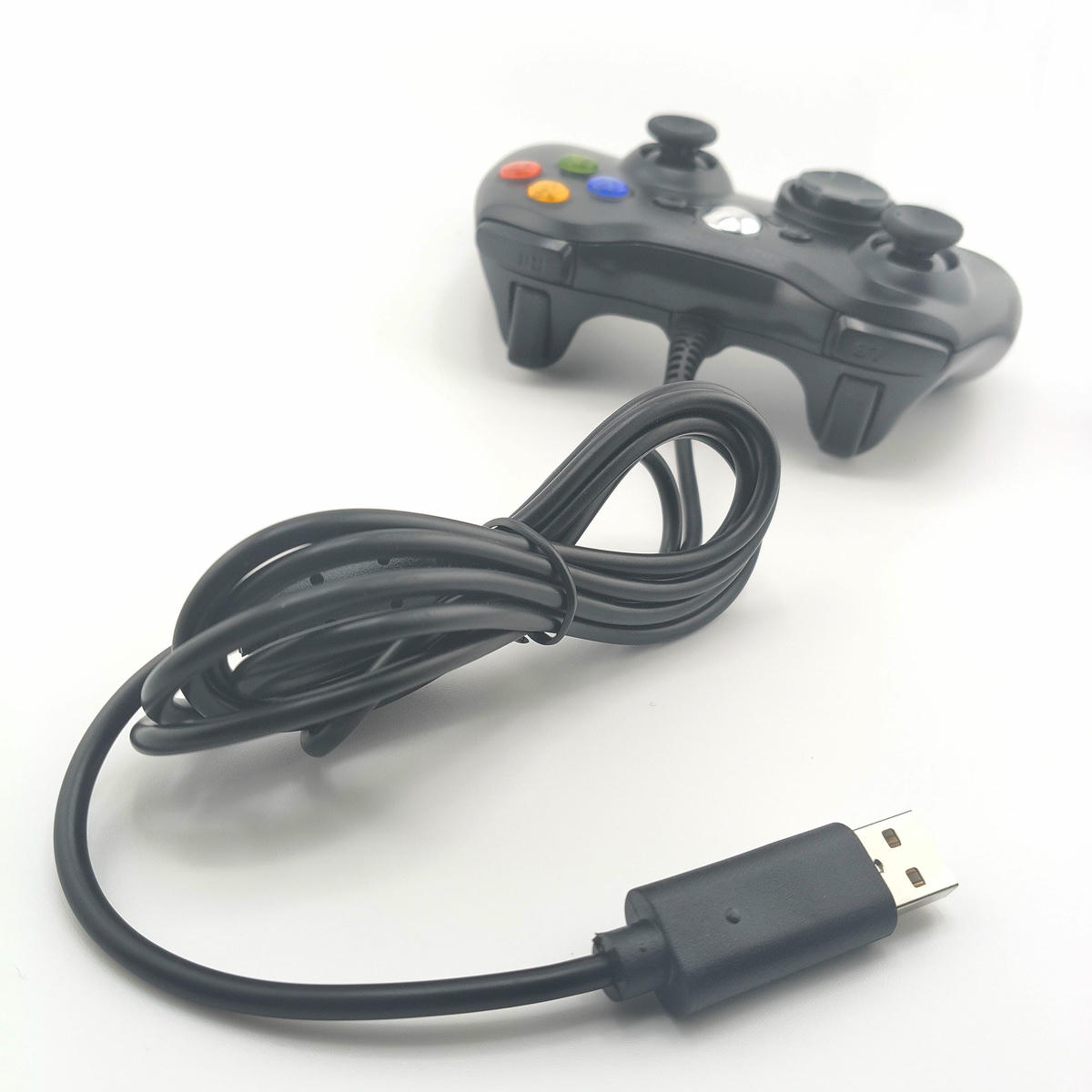 Cavo USB in primo piano controller cablato gaming connessione stabile plug and play senza latenza