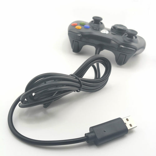 Cavo USB in primo piano controller cablato gaming connessione stabile plug and play senza latenza