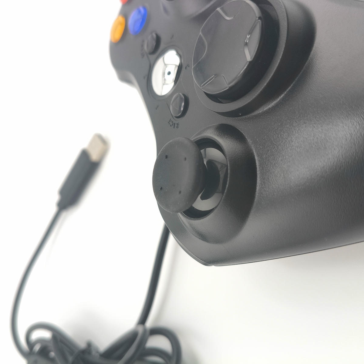 Dettaglio ravvicinato pulsanti controller cablato layout completo per controllo preciso e reattivo