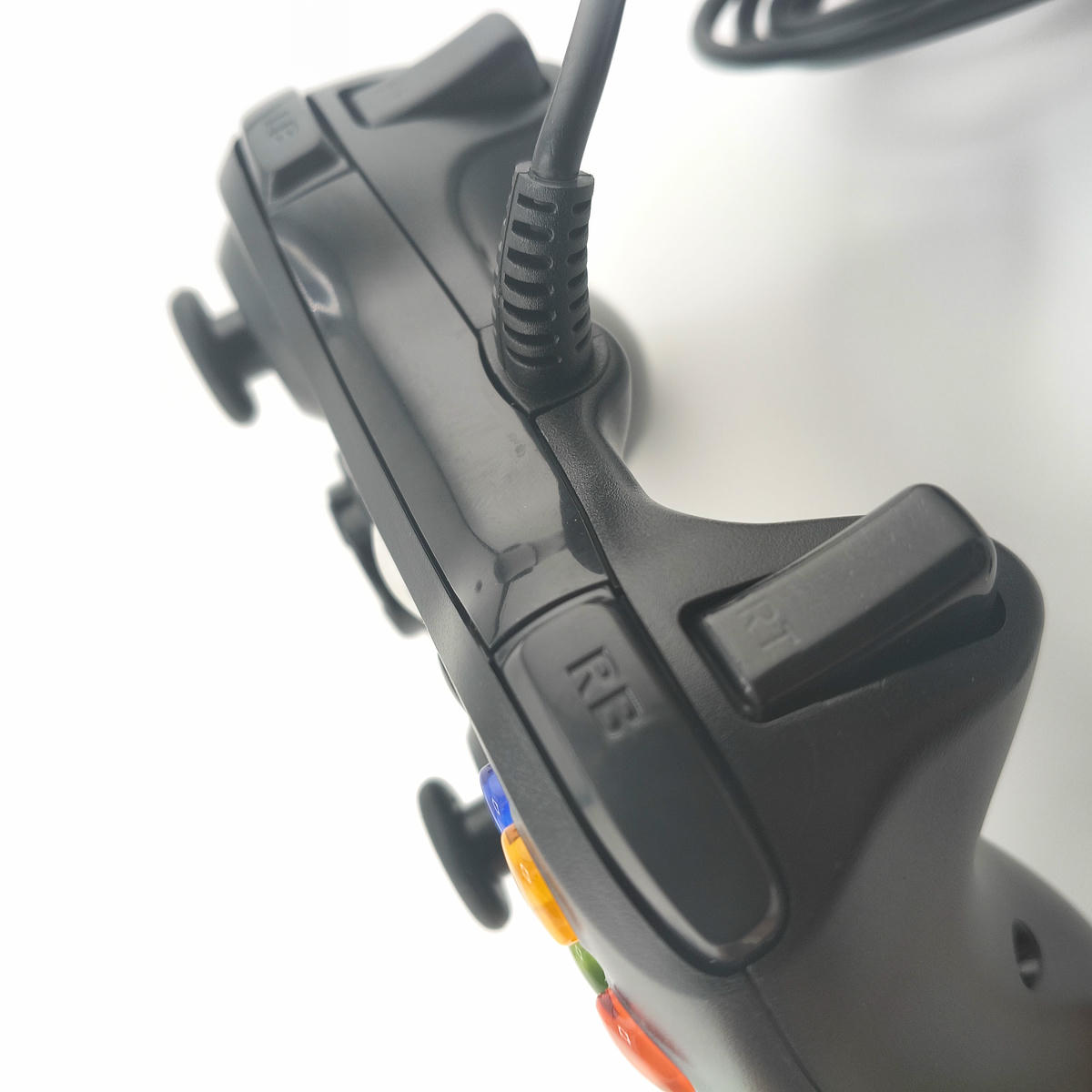 Parte superiore controller gaming cablato disposizione leve e tasti per utilizzo intuitivo e rapido