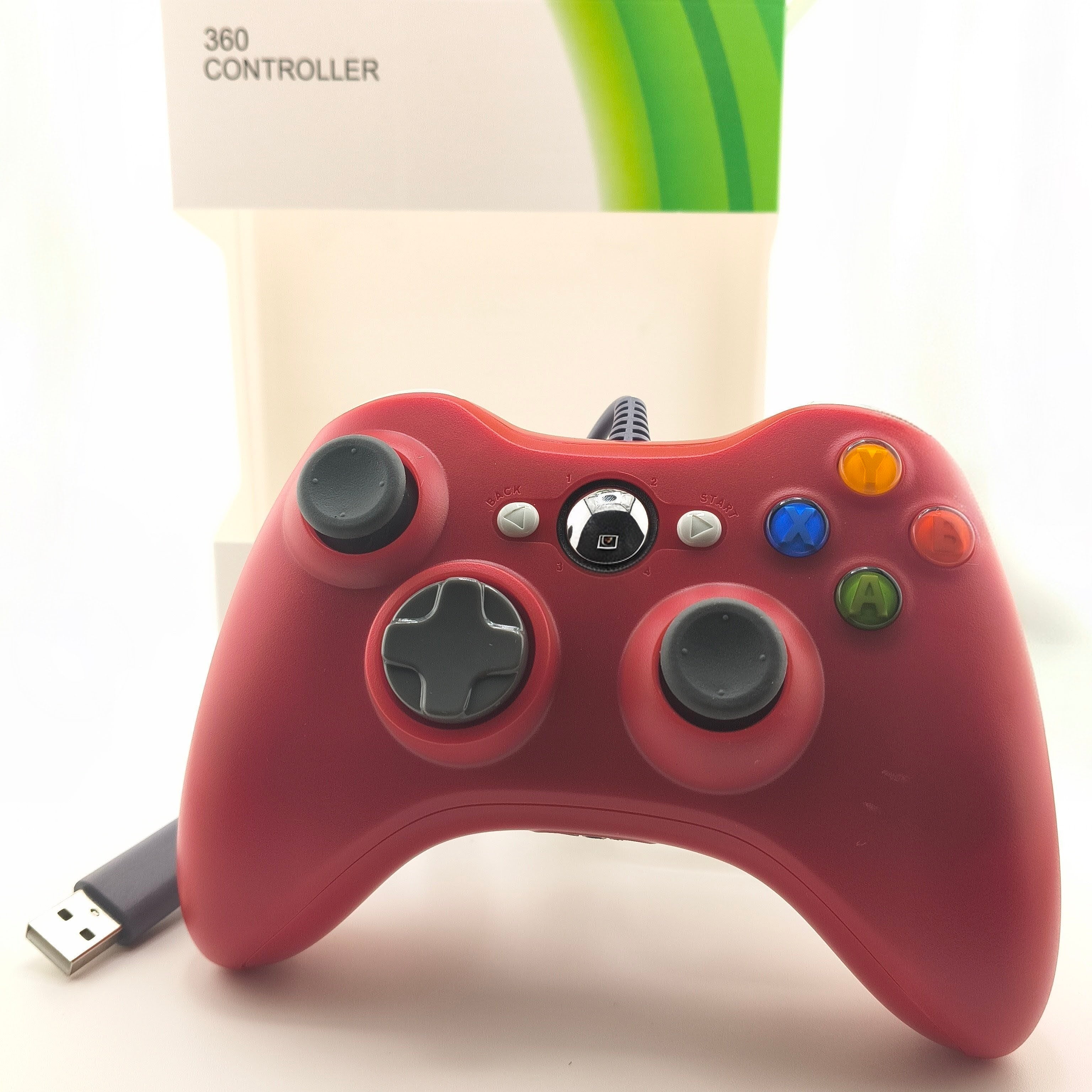 Controller cablato rosso Soamide per console 360 e PC Windows, gamepad USB plug-and-play con levette analogiche di precisione per gaming professionale.